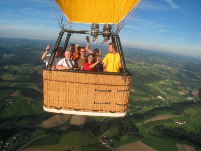 Aufregende Geschenkidee: Hoch hinaus geht es beim Ballonflug mit der ganzen Familie.