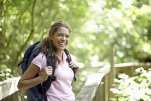 Beim Wandern sollten immer ausreichend Getränke, wie Tee oder Fruchtschorlen, im Rucksack sein.