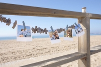 Schöne Eindrücke des Strandurlaubs einfach mit nach Hause nehmen: Als sogenannte Retro Prints veredelte Schnappschüsse, die sich auf vielfältige Weise dekorieren lassen, machen es möglich.